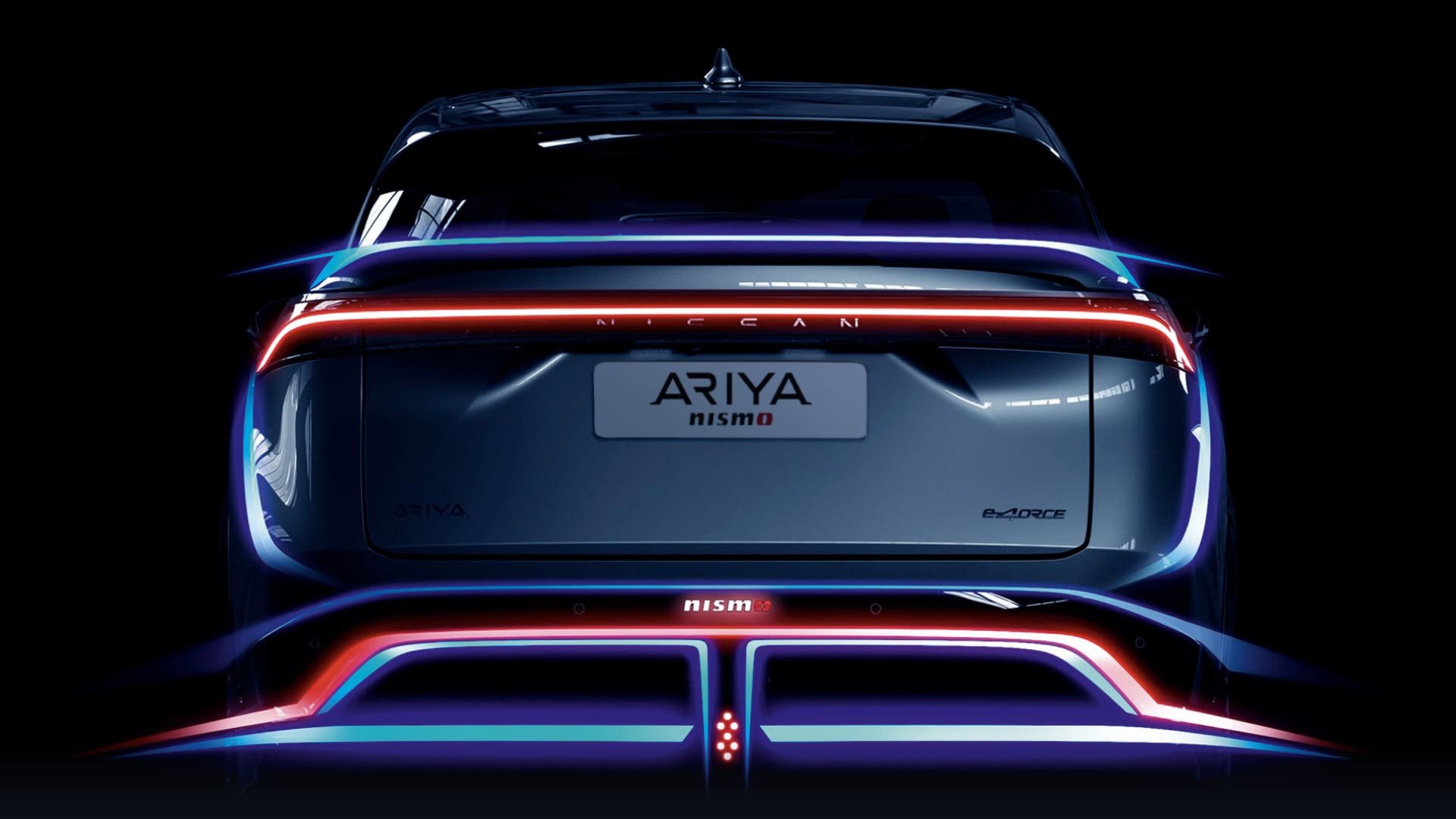 Vidéo en boucle du Nissan ARIYA NISMO sur route avec animation et flot lumineux mettant en valeur le design NISMO spécifique